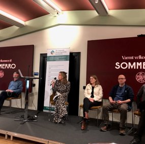 Panelsamtale. Fra venstre Kari Milch Agledahl, Geir Sverre Braut, Helene Ingierd, Heidi Østbø Haugen, Sean D. Denham og Hallvard Fossheim