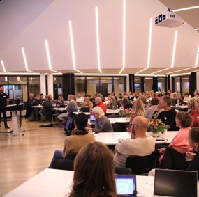 Bilete av salen med deltakarar under innlegg frå Vidar Enebakk og Thomas Østerhaug i Dei nasjonale forksningsetiske komiteane.