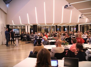 Bilde av salen med deltagere under innlegg fra Vidar Enebakk og Thomas Østerhaug i De nasjonale forksningsetiske komiteene.
