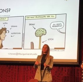 Tamarinde Haven, Tillburg University og Helene Ingierd, De nasjonale forskningsetiske komiteene på en scene foran en presentasjon