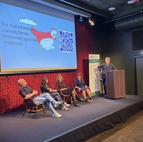 Fire personer sitter i panelsamtale på en scene. Ordstyrer står bak en talerstol. Deltagerne er Anders Strand (OsloMet), Rani Lill Anjum (NMBU), Siri Granum Carson (NTNU), Elisabeth Staksrud (UiO) og Vidar Enebakk (ordstyrer, FEK)