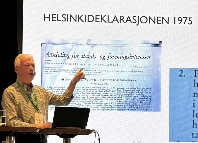 Knut Ruyter foran en presentasjon med Helsinkideklarasjonen 1975
