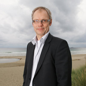 Halvfigurbilde av Glenn Haugeberg på en strand.