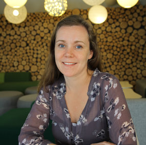 Portrett av Niamh Ní Bhroin ved et bord på kafe.