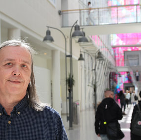 Bilde av Arve Kaaresen i gangen på Rikshospitalet.
