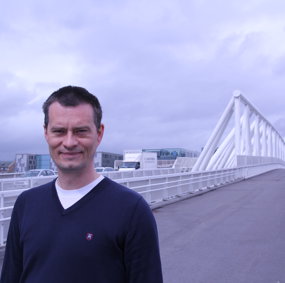 Bilde av Jacob Holen på en bro.