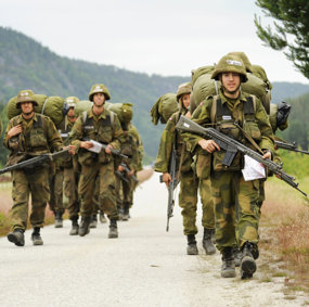 Bilde av soldater som marsjerer