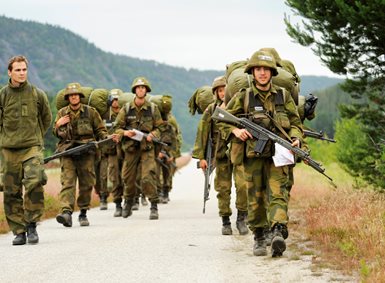 Bilde av soldater som marsjerer