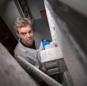Magnus Essand henter fram de genmodifiserte forkjølelsesvirusene som sannsynligvis snart skal testes ut på pasienter med nevroendokrin kreft. (Foto: Mikael Wallerstedt)