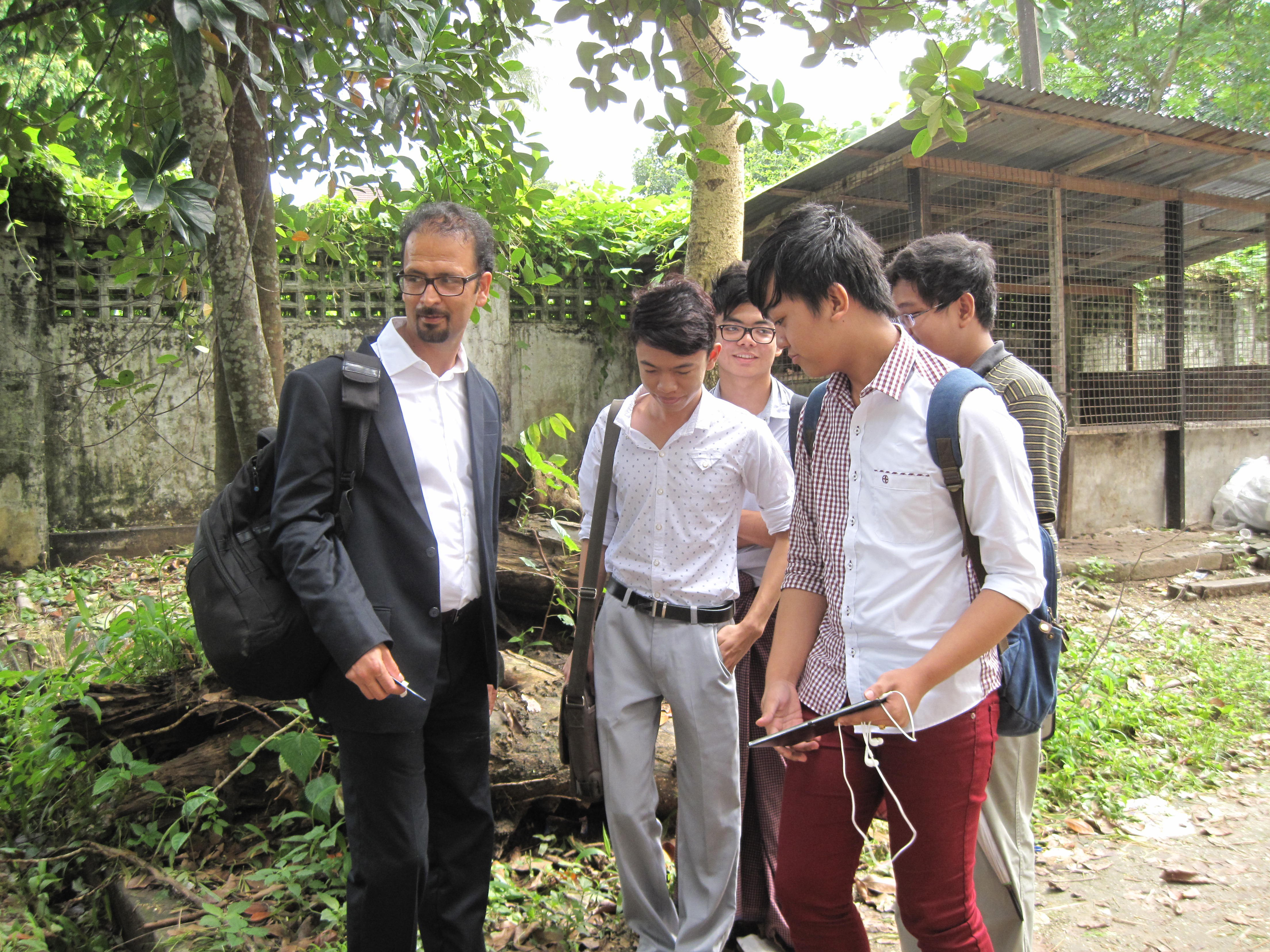 Professor Mahmood Amiry-Moghaddam ved Institutt for medisinske basalfag ved UiO med studenter i Myanmar.