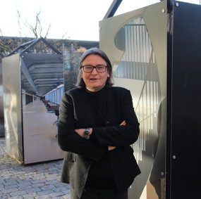 Bilde av Ragnhild Hennum på campus på Universitetet i Oslo