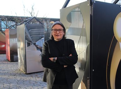 Bilde av Ragnhild Hennum på campus på Universitetet i Oslo
