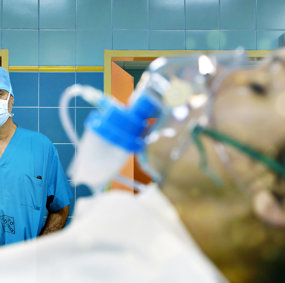 På en klinikk i Krasnodar i Russland fikk flere pasienter som ikke var livstruende syke, operert inn kunstige luftrør. En av dem var Julia Tuulik.