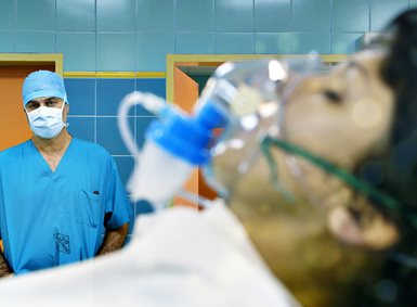 På en klinikk i Krasnodar i Russland fikk flere pasienter som ikke var livstruende syke, operert inn kunstige luftrør. En av dem var Julia Tuulik. 