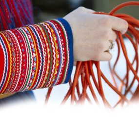 Bilde av koftekledd arm og hånd som holder lasso