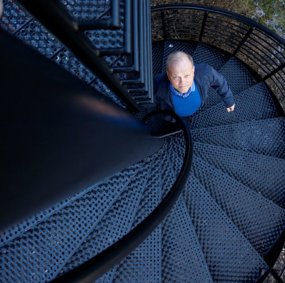 Bilde av Tore Bjørgo på vei opp vindeltrapp