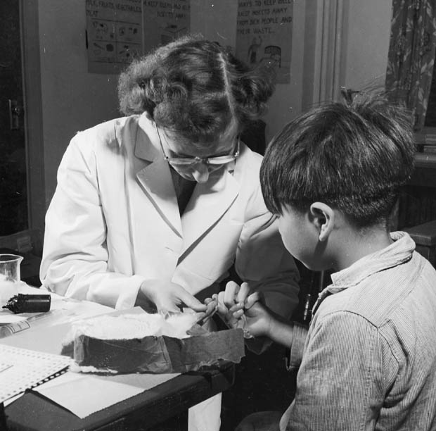 En elev ved Alberni School i British Columbia blir undersøkt som del av ernæringsstudiene. Foto: National Film Board of Canada,