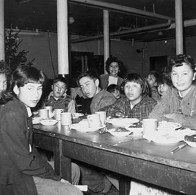 Inspeksjoner gjort ved flere av internatskolene på 1940-tallet avdekket at barna fikk lite og dårlig mat og at svært mange var undervektige