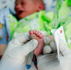 Blodprøve tas av baby