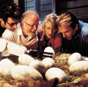 Ekspertene i filmen Jurassic Park ser på dinosaurusegg som klekker