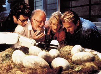 Ekspertene i filmen Jurassic Park ser på dinosaurusegg som klekker
