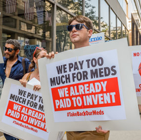 Protestanter med plakater med patentkritiske budskap