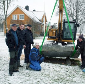 Øverbysteinen, grunneier Olav Schie, nabo Emil Øvstedal Omenås, slektning og gravemaskinfører Harald Martin Schie, konservator og arkeolog Sigrid Mannsåker Gundersen og forsker Karoline Kjesrud.