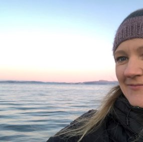 Stine Gismervik foran solnedgang ved havet