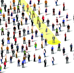 Illustrasjon av en folkemengde der en person stå runder en lyskaster