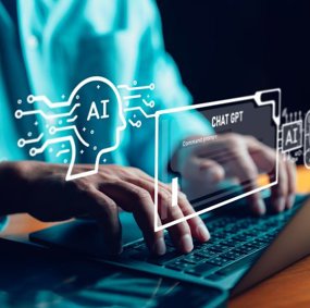 Bilde av hender over et tastatur med grafikk som viser et vindu der det står Chat GPT og en hode-profil som det står AI inni.