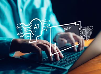 Bilde av hender over et tastatur med grafikk som viser et vindu der det står Chat GPT og en hode-profil som det står AI inni.