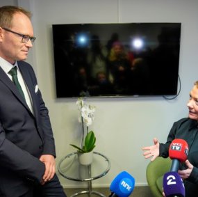 Sandra Borch og Oddmund Hoel i samtale foran mange mikrofoner