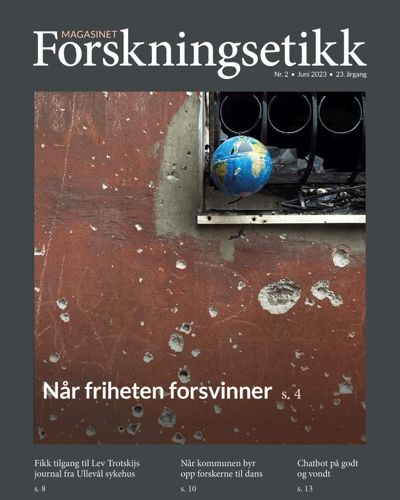 Omslag med bilde av en vegg full av kulehull.
